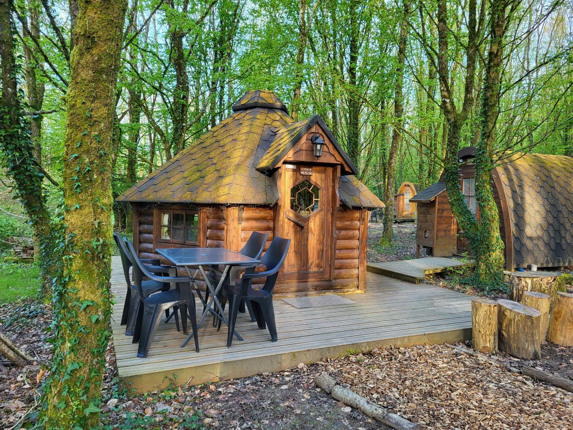 Le Domaine Insolite De Broceliande Paimpont Exterior foto